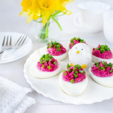 Zdjęcie - Jajka faszerowane buraczkami - Przepisy kulinarne ze zdjęciami