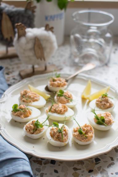 Zdjęcie - Jajka faszerowane z wędzonym łososiem - Przepisy kulinarne ze zdjęciami