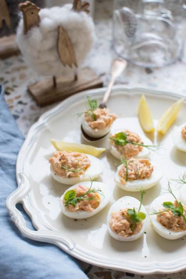 Zdjęcie - Jajka faszerowane z wędzonym łososiem - Przepisy kulinarne ze zdjęciami