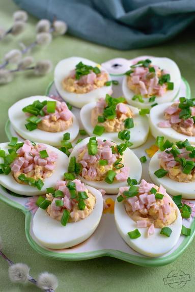Zdjęcie - Jajka faszerowane szynką - Przepisy kulinarne ze zdjęciami
