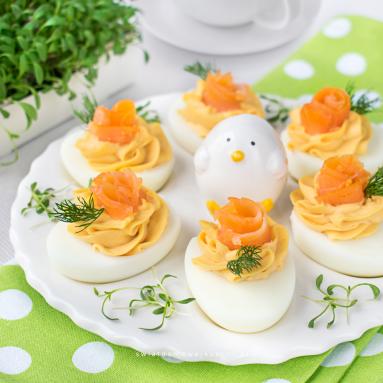 Zdjęcie - Jajka faszerowane pastą z wędzonego łososia - Przepisy kulinarne ze zdjęciami