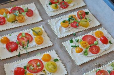 Zdjęcie - Ciasto francuskie z kremowym serkiem i pomidorkami - Przepisy kulinarne ze zdjęciami