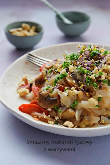 Zdjęcie - Smażony makaron ryżowy z warzywami - Napiecyku - Przepisy kulinarne ze zdjęciami