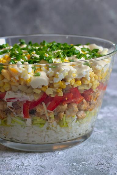 Zdjęcie - Warstwowa sałatka ryżowa z kurczakiem i marynowanymi pieczarkami - Przepisy kulinarne ze zdjęciami