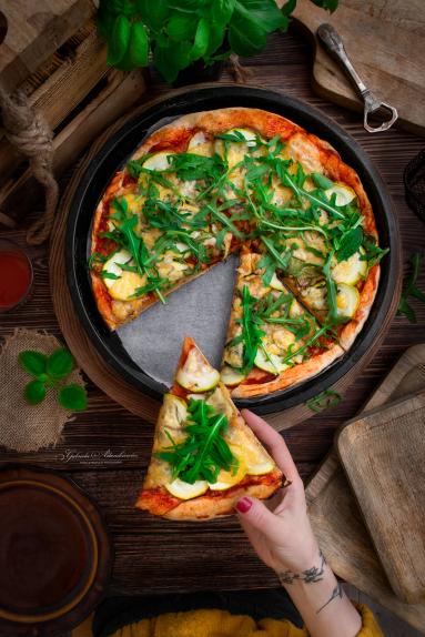 Zdjęcie - Pizza bez drożdży na cienkim cieście - Przepisy kulinarne ze zdjęciami