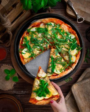 Zdjęcie - Pizza bez drożdży na cienkim cieście - Przepisy kulinarne ze zdjęciami
