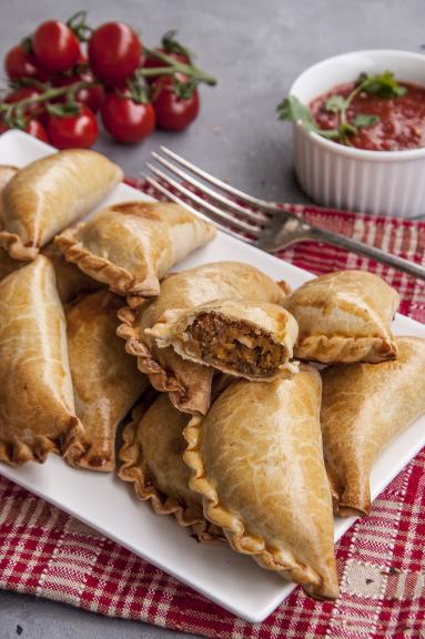 Zdjęcie - Pieczone pierogi empanadas - Przepisy kulinarne ze zdjęciami