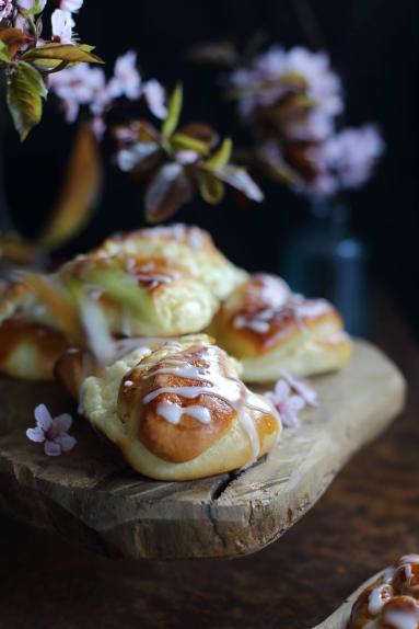 Zdjęcie - Drożdżówki z serem i kokosem - Przepisy kulinarne ze zdjęciami