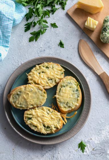 Zdjęcie - Bagietka z masłem pietruszkowo-czosnkowym i serem - Przepisy kulinarne ze zdjęciami