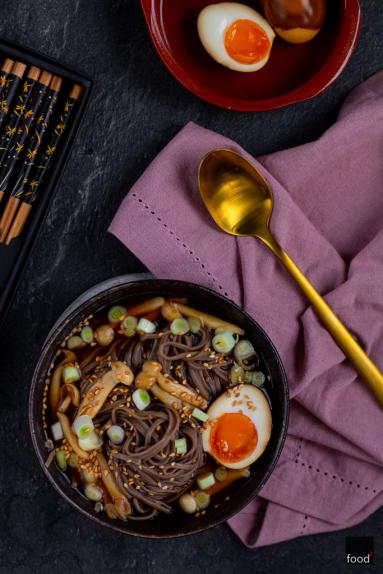 Zdjęcie - Zupa z pastą miso, makaronem soba, grzybami shimeji i jajkiem nitamago - Przepisy kulinarne ze zdjęciami