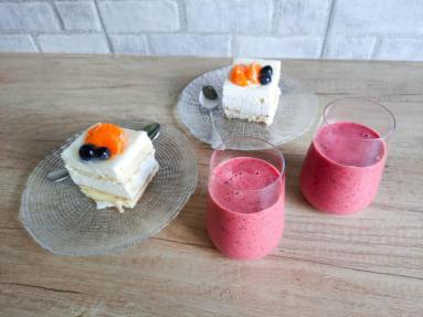Zdjęcie - Kefir truskawkowy ze świeżymi truskawkami - Przepisy kulinarne ze zdjęciami