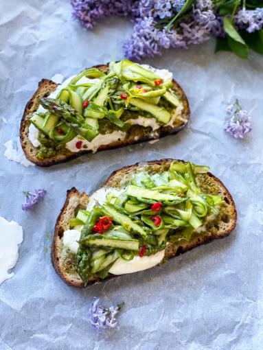 Zdjęcie - Majowa kanapka z zielonymi szparagami - Przepisy kulinarne ze zdjęciami