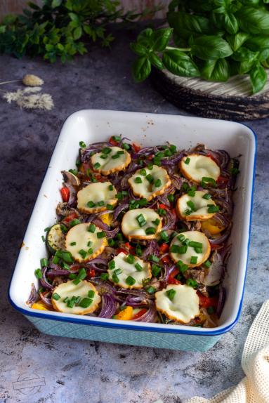 Zdjęcie - Warzywa zapiekane z oscypkiem - Przepisy kulinarne ze zdjęciami