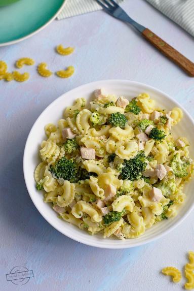 Zdjęcie - Sałatka makaronowa z kurczakiem i brokułem - Przepisy kulinarne ze zdjęciami