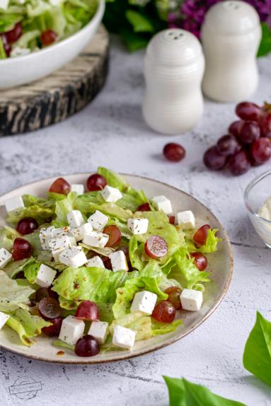Zdjęcie - Sałata lodowa z fetą i winogronami - Przepisy kulinarne ze zdjęciami