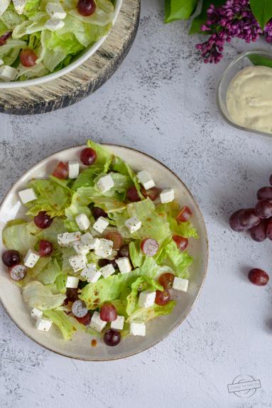 Zdjęcie - Sałata lodowa z fetą i winogronami - Przepisy kulinarne ze zdjęciami