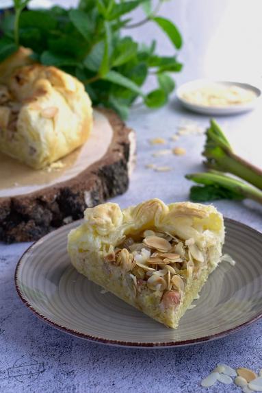 Zdjęcie - Ciasto francuskie z migdałowym nadzieniem i rabarbarem - Przepisy kulinarne ze zdjęciami