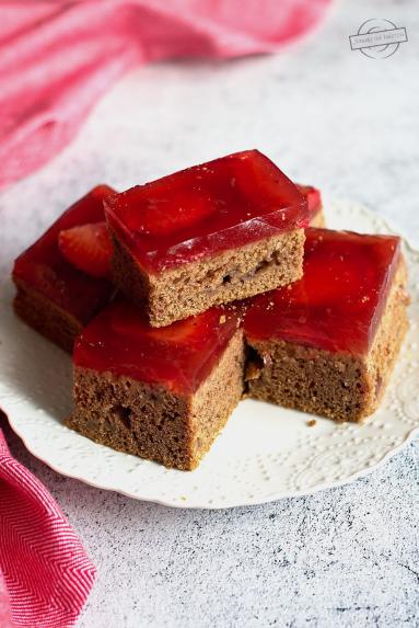 Zdjęcie - Czekoladowe ciasto z truskawkami - Przepisy kulinarne ze zdjęciami