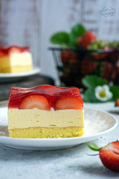 Zdjęcie - Ciasto z budyniową masą ajerkoniakową i truskawkami - Przepisy kulinarne ze zdjęciami