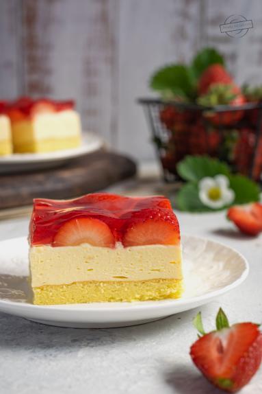 Zdjęcie - Ciasto z budyniową masą ajerkoniakową i truskawkami - Przepisy kulinarne ze zdjęciami