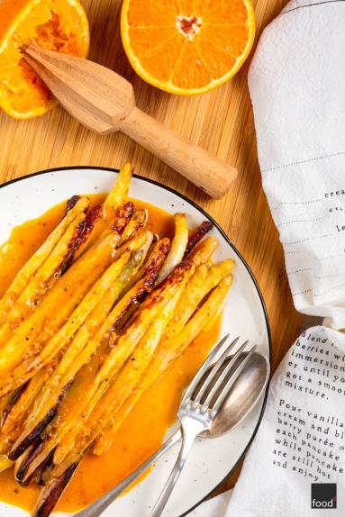 Zdjęcie - Smażone białe szparagi w pomarańczowym sosie beurre blanc - Przepisy kulinarne ze zdjęciami