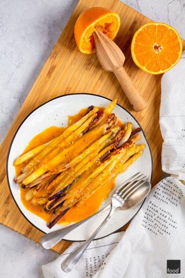 Zdjęcie - Smażone białe szparagi w pomarańczowym sosie beurre blanc - Przepisy kulinarne ze zdjęciami