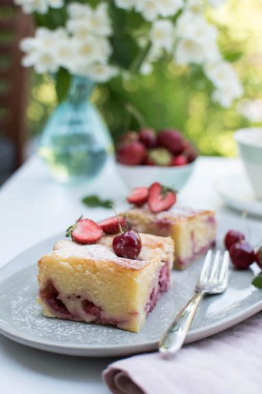 Zdjęcie - Ciasto twarogowe z owocami - Przepisy kulinarne ze zdjęciami