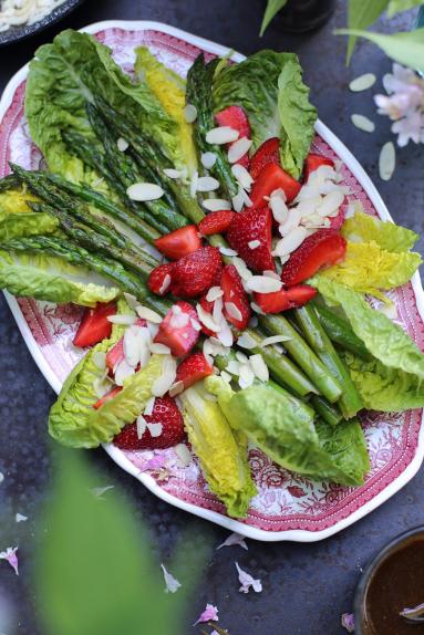Zdjęcie - Sałatka ze szparagów i truskawek - Przepisy kulinarne ze zdjęciami