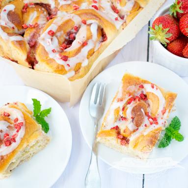 Zdjęcie - Drożdżówki waniliowo – truskawkowe - Przepisy kulinarne ze zdjęciami