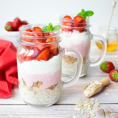Zdjęcie - Nocna owsianka z jogurtem i truskawkami - Przepisy kulinarne ze zdjęciami