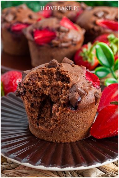 Zdjęcie - Muffinki czekoladowe z truskawkami - Przepisy kulinarne ze zdjęciami