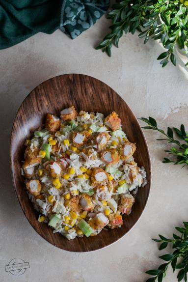 Zdjęcie - Sałatka ryżowa z surimi - Przepisy kulinarne ze zdjęciami