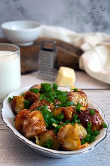 Zdjęcie - Pieczone ziemniaki w sosie słodko-ostrym - Przepisy kulinarne ze zdjęciami