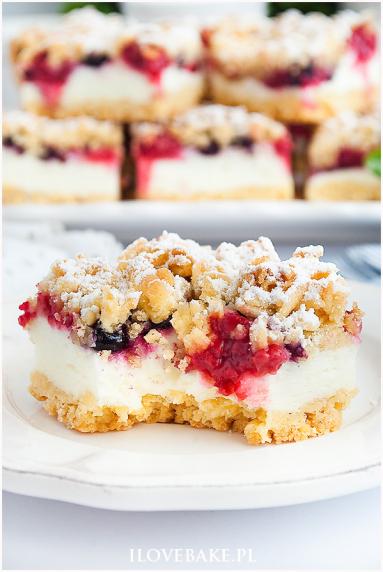 Zdjęcie - Kruche ciasto z owocami i lekką budyniową pianką - Przepisy kulinarne ze zdjęciami
