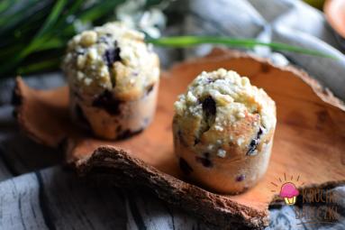 Zdjęcie - Muffiny z jagodami i kruszonką - Przepisy kulinarne ze zdjęciami