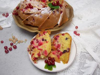 Zdjęcie - Proste ciasto z czerwonymi porzeczkami - Przepisy kulinarne ze zdjęciami