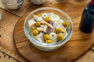 Zdjęcie - Śledź w oleju z cebulą i oliwkami - Przepisy kulinarne ze zdjęciami
