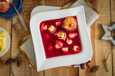 Zdjęcie - Barszcz czerwony na zakwasie z uszkami z grzybami - Przepisy kulinarne ze zdjęciami
