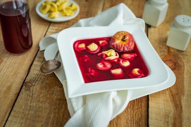 Zdjęcie - Barszcz czerwony na zakwasie z uszkami z grzybami - Przepisy kulinarne ze zdjęciami