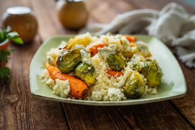 Zdjęcie - Pieczone warzywa z kuskusem i serem pleśniowym - Przepisy kulinarne ze zdjęciami