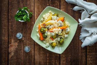 Zdjęcie - Pieczone warzywa z kuskusem i serem pleśniowym - Przepisy kulinarne ze zdjęciami
