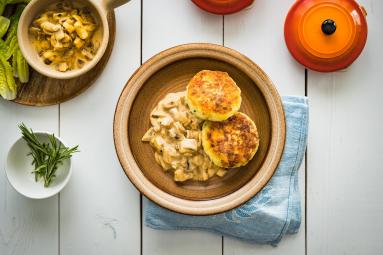 Zdjęcie - Kotlety ziemniaczane z sosem pieczarkowym - Przepisy kulinarne ze zdjęciami