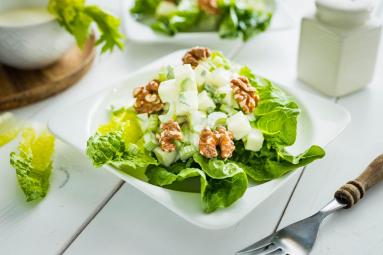 Zdjęcie - Zielona sałata z selerem, jabłkiem i orzechami - Przepisy kulinarne ze zdjęciami