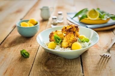 Zdjęcie - Pieczone fit sznycelki z kurczaka w kokosie z ryżem i mango - Przepisy kulinarne ze zdjęciami