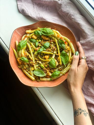 Zdjęcie - Fasolka szparagowa z brzoskwiniami i pistacjową kruszonką - Przepisy kulinarne ze zdjęciami