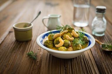 Zdjęcie - Curry z brukselki z orzechami nerkowca - Przepisy kulinarne ze zdjęciami