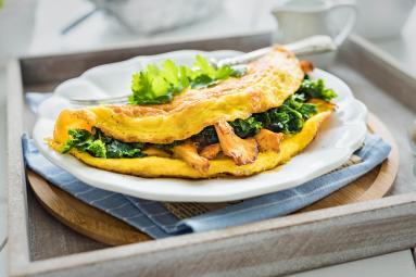 Zdjęcie - Omlet z kurkami i jarmużem - Przepisy kulinarne ze zdjęciami