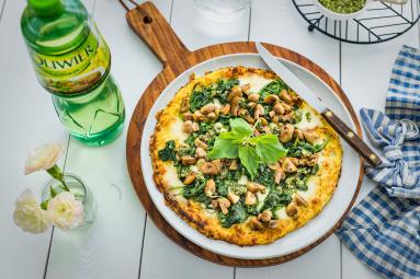 Zdjęcie - Fit pizza z kalafiora ze szpinakiem, pieczarkami i pesto - Przepisy kulinarne ze zdjęciami