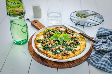 Zdjęcie - Fit pizza z kalafiora ze szpinakiem, pieczarkami i pesto - Przepisy kulinarne ze zdjęciami