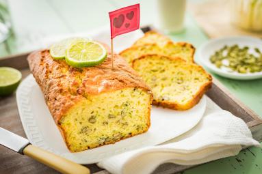 Zdjęcie - Limonkowe ciasto z cukinii z pestkami dyni - Przepisy kulinarne ze zdjęciami